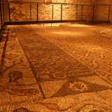 Si resta letteralmente incantati davanti al pavimento splendidamente restaurato pietra per pietra e realizzato con piccole tessere policrome. E� costituito da un vasto campo centrale, con motivo a scaglie, racchiuso da una cornice decorata con animali acquatici e pesci, tra cui il �baresissimo� polpo
